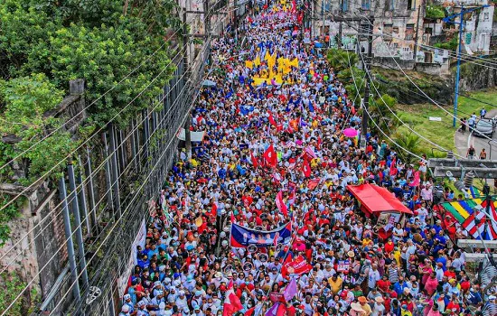 Internautas acusam Lula de duplicar foto com público em Salvador; assessoria nega