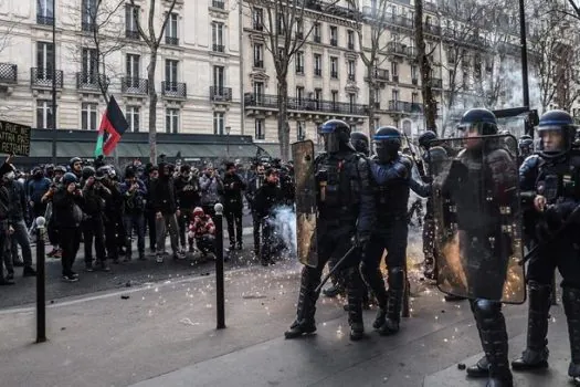 França: manifestantes enfrentam polícia em novo protesto contra reforma previdenciária