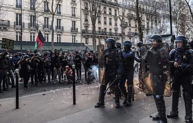 França: manifestantes enfrentam polícia em novo protesto contra reforma previdenciária