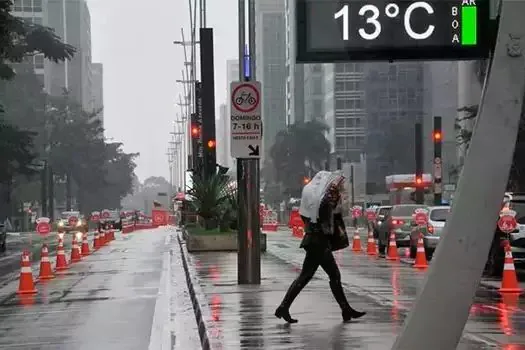 Temperaturas baixas permanecem no fim de semana em SP; litoral tem estragos