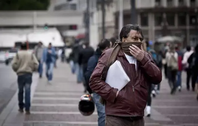 Amanhecer na cidade com sensação de frio