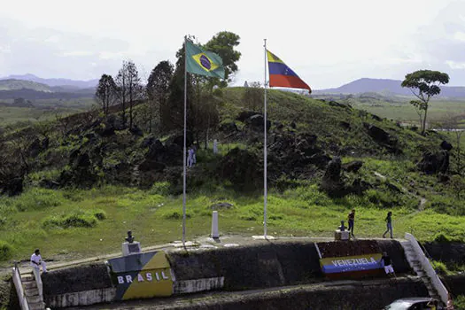 Fronteira terrestre com Brasil ficará fechada a partir das 20h, diz Maduro