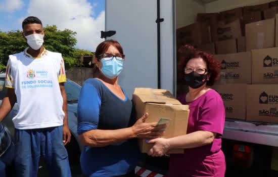 Fundo Social de Ribeirão Pires entrega cestas básicas aos moradores do Jardim Serrano