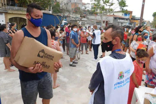 Fundo Social de Ribeirão Pires entrega cestas básicas no Parque Aliança