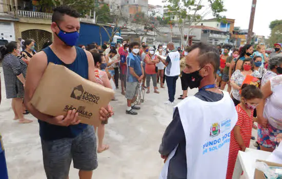 Fundo Social de Ribeirão Pires entrega cestas básicas no Parque Aliança