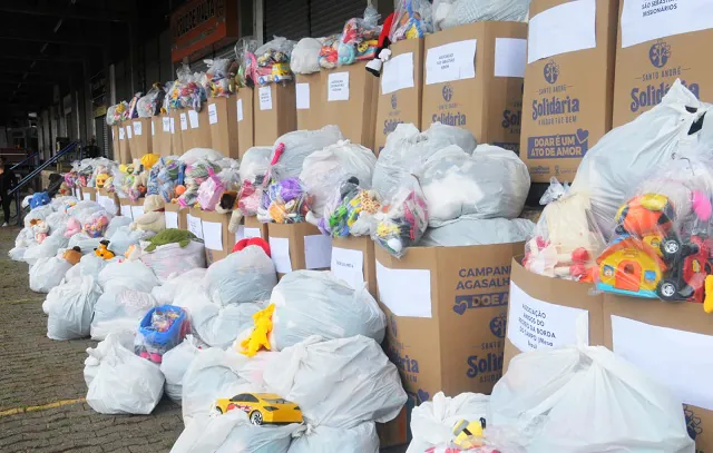 Fundo Social de Solidariedade entrega 50 mil peças de roupas a entidades assistenciais