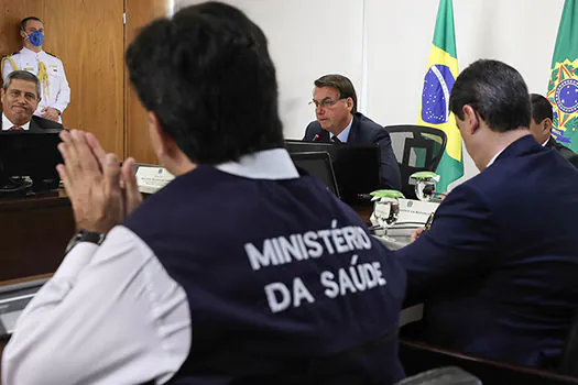 FT traz reportagem sobre conflito de Bolsonaro com governadores e Mandetta