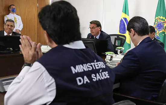 FT traz reportagem sobre conflito de Bolsonaro com governadores e Mandetta