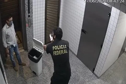 Vídeo mostra conselheiro do TCE de MT fugindo da PF para jogar cheques no lixo