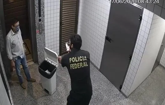 Vídeo mostra conselheiro do TCE de MT fugindo da PF para jogar cheques no lixo