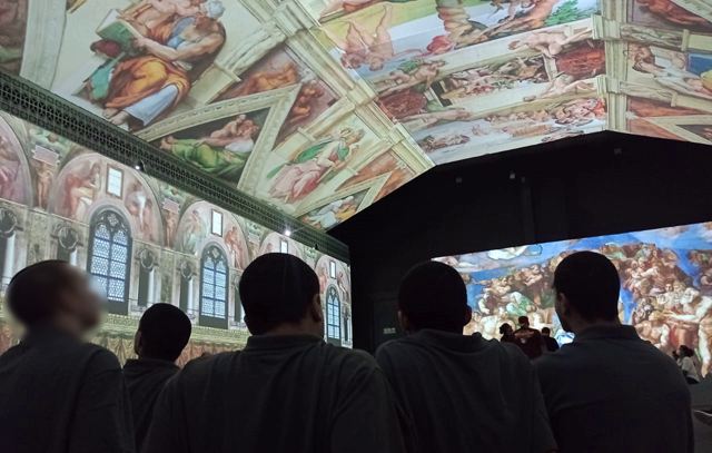 Jovens da Fundação CASA imergem na Capela Sistina de Michelangelo
