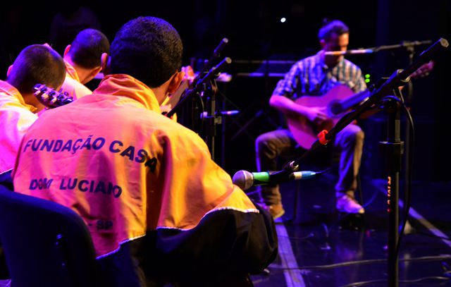 Jovens da Fundação CASA homenageiam em festival de música artistas imortalizados