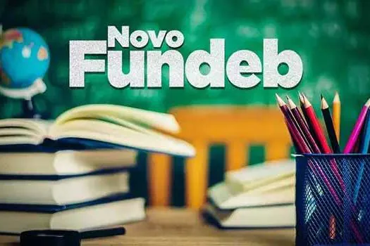 Bolsonaro sanciona lei que regulamenta repasses do novo Fundeb