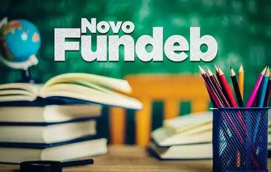 Bolsonaro sanciona lei que regulamenta repasses do novo Fundeb