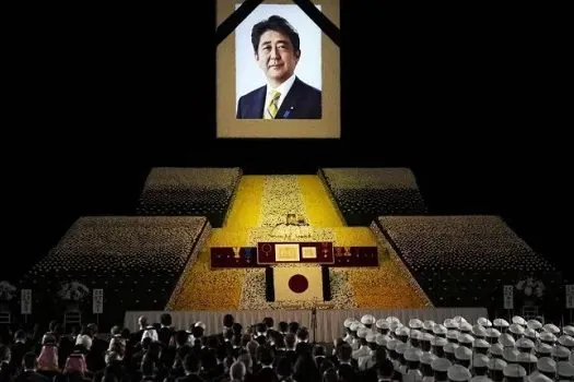 Japão se despede de Shinzo Abe, ex-premiê assassinado, com funeral polêmico