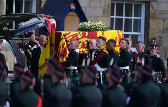 Procissão com corpo de Elizabeth II vai para Westminster para velório de 5 dias