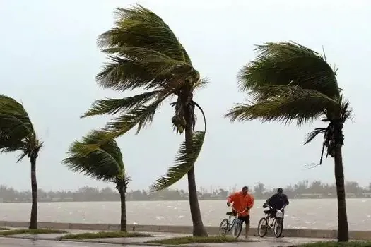 Nos EUA, Costa Leste da Flórida se prepara para um possível furacão nesta semana