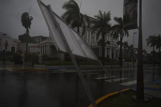 Furacão mata 2 e deixa rastro de destruição em Porto Rico