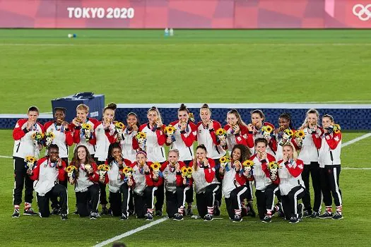 Na superação, Canadá vence Suécia nos pênaltis e conquista 1ª medalha de ouro