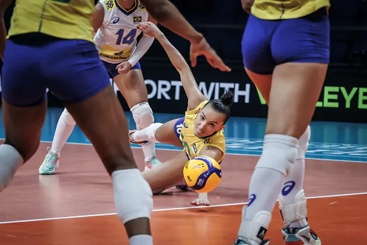 Seleção feminina joga mal contra o Japão e perde a 1ª no Mundial de Vôlei