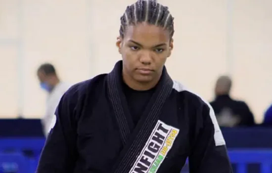 Jovem brasileira se torna primeira atleta da história a ganhar tríade mundial no Jiu Jitsu