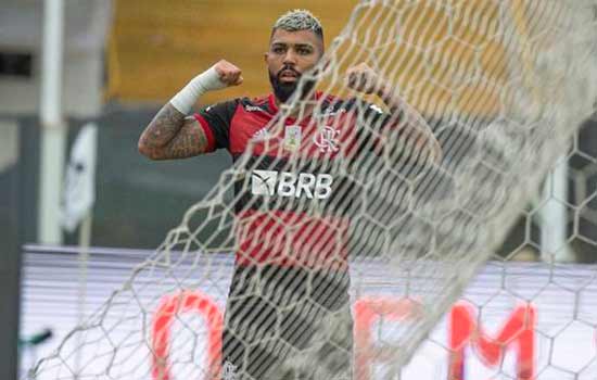 Gabigol festeja aniversário com gol da vitória do Flamengo sobre o Santos