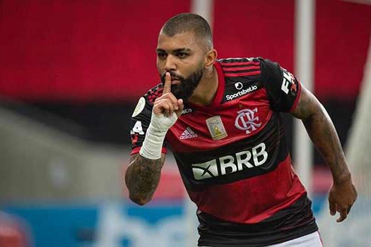 Suspenso, Gabigol rouba a cena sob apoio da torcida e defesa de dirigente