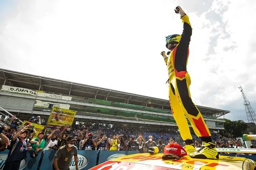 Gabriel Casagrande conquista título com atuação exemplar na Super Final da Stock Car