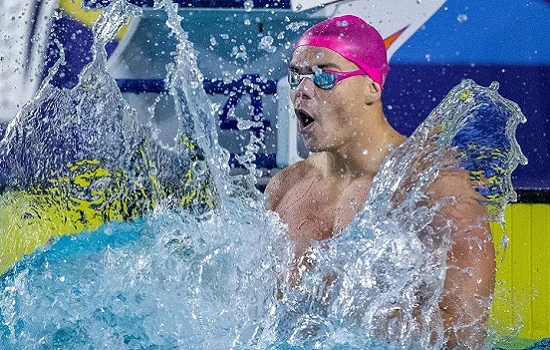 Gabriel Bandeira crava 54s18 e bate recorde mundial nos 100m borboleta