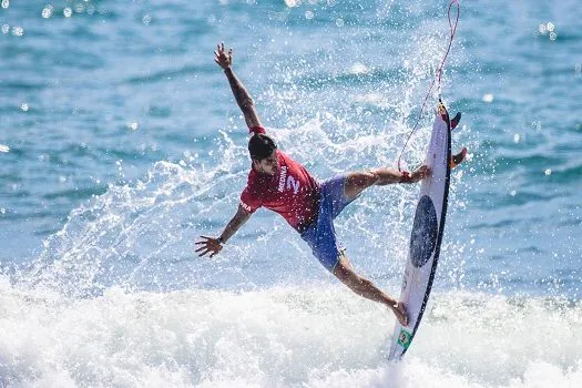 Luzes em pranchas de surfe podem evitar ataques de tubarões-brancos, sugere estudo inovador