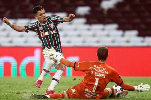 Lesão muscular tira Gabriel Teixeira de decisão do Fluminense na Libertadores