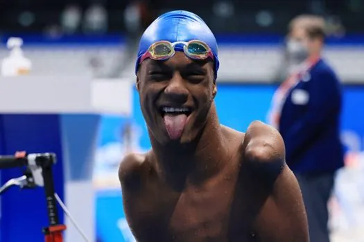 Gabriel Araújo domina, vence prova dos 200m livre na Paralimpíada e ganha o ouro