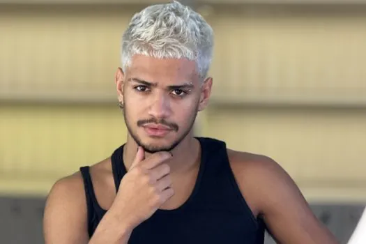 Gabriel Santana renova o visual e aparece platinado para a final do BBB23