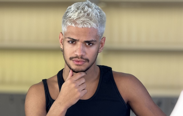 Gabriel Santana renova o visual e aparece platinado para a final do BBB23