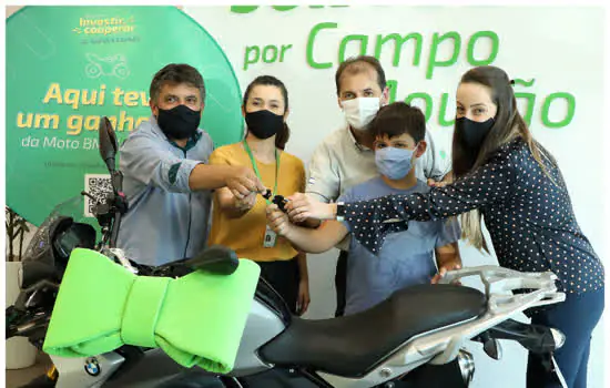 Sicredi entrega moto a associado de Campo Mourão (PR)