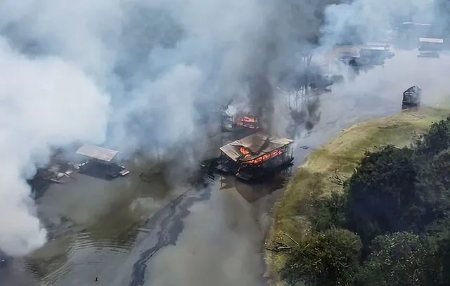 PF queima 302 balsas de garimpo no Rio Madeira