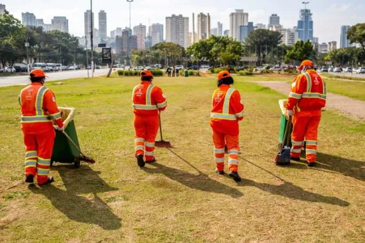 Garis são homenageados e aplaudidos pelo público durante a Virada Cultural