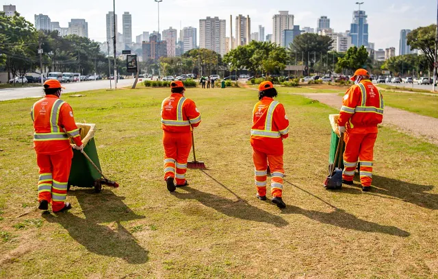 Garis são homenageados e aplaudidos pelo público durante a Virada Cultural