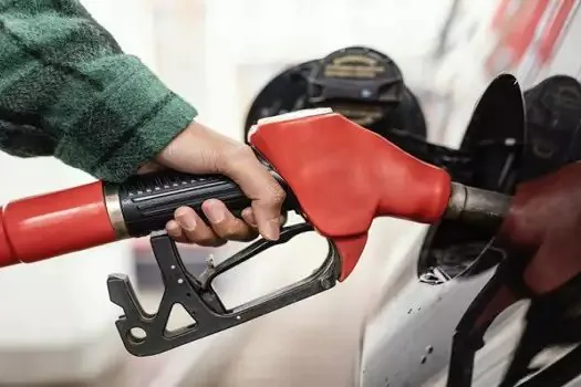 Gasolina cai 0,4% em fevereiro ante janeiro, mas sobe 33,28% em 1 ano