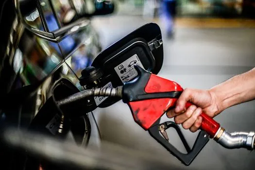 Preço médio da gasolina cai R$ 0,90 no país em três semanas