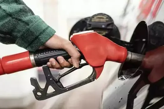 Gasolina aditivada passa de R$ 9 o litro no Rio antes de reajuste da Petrobras