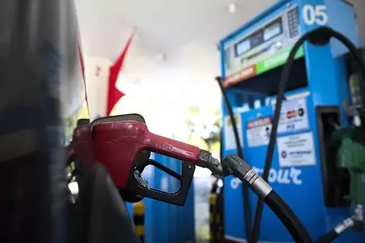 ANP: preço médio da gasolina nos postos volta a ficar abaixo de R$ 5