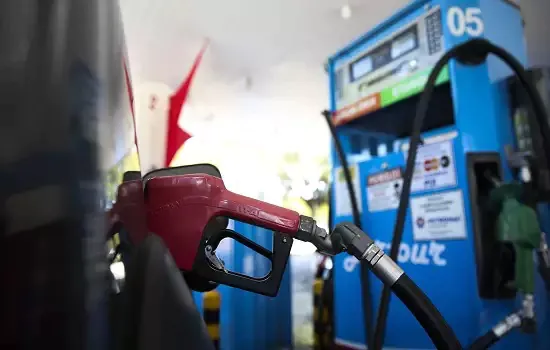 ANP: preço médio da gasolina nos postos volta a ficar abaixo de R$ 5