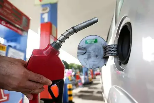 Após 3 reduções, preço da gasolina cai 1,8% e custa R$ 5,40 em média, diz ANP