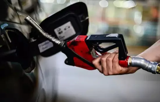 Gasolina bate novo recorde e já custa R$ 8