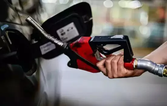 Preços da gasolina e do diesel têm leve queda; defasagem do diesel volta a subir