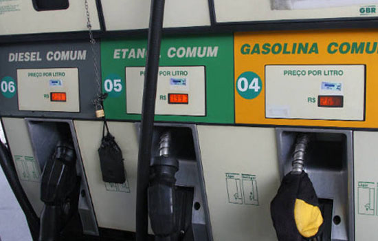 Preço médio da gasolina nas refinarias tem reajuste de 4%