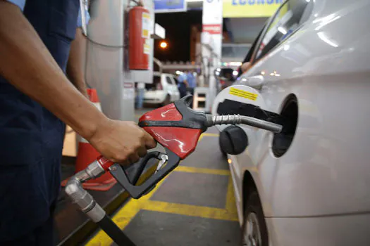 Petrobras baixa gasolina em R$ 0,03 e diesel em R$ 0,04