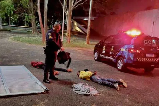 GCM de Santo André prende duas pessoas por roubo de porta metálica na região do Paço