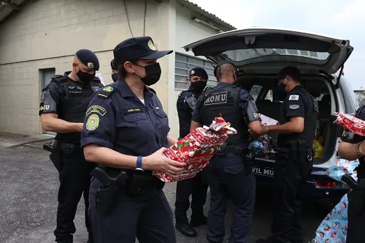 Guardas municipais de SBC doam brinquedos para crianças de entidades assistenciais